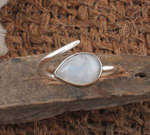 Anillo de compromiso y boda bohemio de plata de ley 925 con piedra lunar arcoíris natural en forma de pera y destello azul en forma de lágrima - Product Image 4