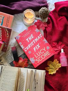 The Christmas Fix de Lucy Score, libro en tapa blanda, éxito de ventas para adultos - Product Image 3