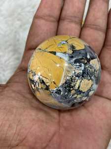 Esfera de jaspe Maligano con patrones tierraños vibrantes, superficie pulida, simetría redondeada y variación de color distintiva para minera. - Product Image 6