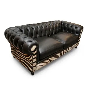 Sofá Chesterfield de Cuero PU, Tapizado, Cuadrado, de Dos Plazas, con Brazos Enrollados y Patas de Madera, Muebles para Sala de Estar - Product Image 1