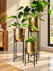 Juego de 3 Macetas de Metal Dorado con Soportes Negros, Modernas y Lujosas, para Exhibición de Plantas en Interiores, Decorativas para Sala de Estar - Product Image 1