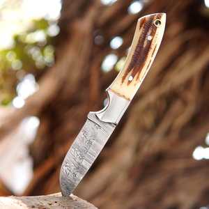 Cuchillo de caza hecho a mano con acero de Damasco, hoja fija de punta caída, mango de resina estilo ciervo y funda de cuero. - Product Image 2