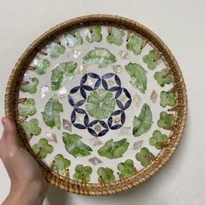 Plateau rond élégant en rotin avec détails en nacre, mosaïque feuilles et fleurs vertes pour une touche rafraîchissante au design de la pièce - Vente en gros - Product Image 1