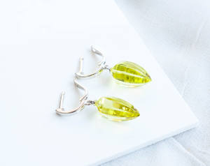 Pendientes Elegantes Hechos a Mano con Cuarzo Limón Natural en Forma de Lanza y Halo Dorado, Plata de Ley 925 - Product Image 3