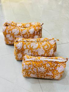 Ensemble de trousses de toilette en coton matelassé imprimé à la main en Inde, motif floral jaune moutarde, vente en gros - Product Image 3