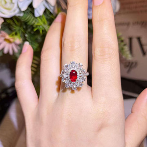 Magnifique bague en or 18 carats sertie d'un rubis naturel non chauffé de 1,25 ct, couleur sang de pigeon, taille ovale, avec 49 grands diamants de haute qualité. - Product Image 2