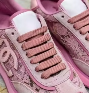 Chaussures décontractées de luxe Dolcegabbas de haute qualité à semelle plate pour femmes, avec détails exclusifs de découpe en dentelle par des designers - Product Image 4