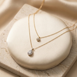 Collier pendentif en or double couche 10k avec diamants de laboratoire taille poire et ronds, chaînes halo et chaîne câble en or superposée, pendentif diamant - Product Image 3