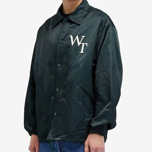 Chaqueta cortavientos Clemson Custom Coach con letras griegas bordadas, cuello vuelto y apliques de chenilla para universidad. - Product Image 5