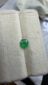 Esmeralda Colombiana Natural Certificada Excelente, Corte Cuadrado Cojín, con un Buen Color Verde, Gema Suelta de Calidad, 0.60 Quilates - Product Image 4