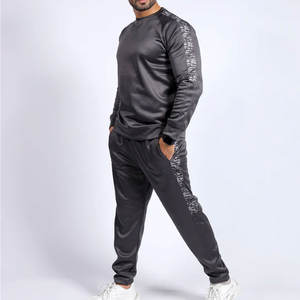 ชุดวอร์มพรีเมียมสำหรับคุณแม่ตั้งครรภ์ผู้ชาย |   ชุดออกกำลังกายสีเทาชาร์โคลแบบมีแถบข้าง Urban Athletic สำหรับฝึกซ้อมในยิม แบบสองชิ้น - Product Image 1