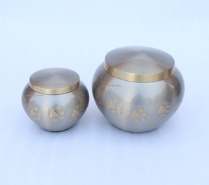 Urne funéraire moderne en laiton de haute qualité Odyssey Paw pour animaux de compagnie, avec motif animal gravé, pour le stockage des cendres d'animaux. - Product Image 2