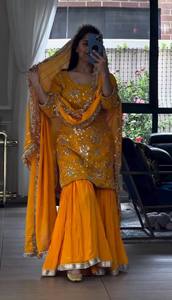 Ensemble Sharara en crêpe naturel avec broderie de sequins de 5 mm et dupatta à bordure en dentelle fantaisie, tenue de fête ethnique entièrement cousue - Product Image 2