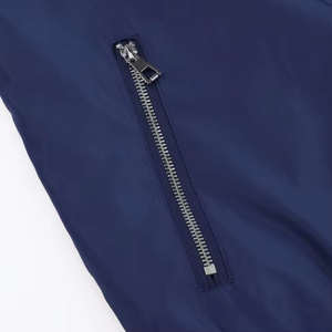 เสื้อแจ็คเก็ตบอมเบอร์ผู้ชายปี 2026 อุ่นสบายสำหรับฤดูใบไม้ร่วงและฤดูหนาว สีดำ ผ้าไนลอนนุ่ม ซิป แจ็คเก็ตนักบินสไตล์อเมริกันย้อนยุค เป็นมิตรกับสิ่งแวดล้อม - Product Image 3