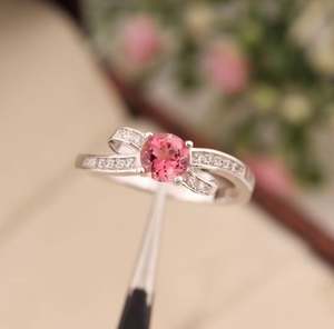 Anillo de Compromiso de Plata de Ley con Turmalina Rosa Intenso, Corte Brillante Redondo, Diseño Minimalista y Elegante para Mujer - Product Image 1