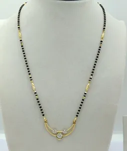 จี้ทองคำ 22K ดีไซน์โค้งมนทันสมัย ประดับด้วยเพทายสีขาวระยิบระยับสามเม็ด สร้อยคออินเดียชุบทองสุดหรูสำหรับผู้หญิง - Product Image 3