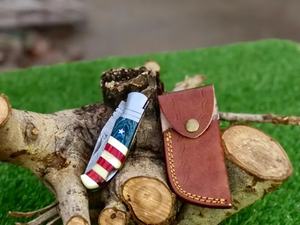 Cuchillo Plegable Damasco Hecho a Mano de Alta Calidad con Mango Patriótico de Madera y Hueso, Cuchillo de Caza de Bolsillo Personalizado OEM con Funda de Cuero, Regalo - Product Image 4