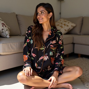 Ensemble de salon Midnight Bloom pour femme haut à manches longues en viscose soyeuse et short décontracté pour filles - Product Image 4