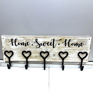 Porte-manteau mural simple en fer avec 5 crochets, design tendance en bois blanc vieilli en forme de cœur et slogan de bienvenue, pour entrée et rangement - Product Image 5
