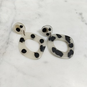 Pendientes de mariposa de resina dorada hechos a mano transparentes Joyería delicada, ligera y elegante para un aspecto atemporal" - Product Image 6