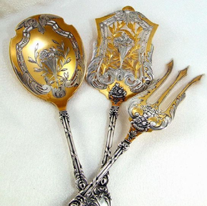 Colección de cucharas y espátulas de plata antiguas con elaborados diseños de caligrafía decorativa. Disponible a precios de mayorista. - Product Image 1