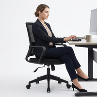 Chaise de bureau ergonomique moderne en maille, hauteur réglable, accoudoirs fixes, base pivotante, appui-tête intégré, design minimaliste noir pour