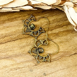 Pendientes de Aro Étnicos con Diseño Floral Tribal, Labradorita, Latón, Acabado en Latón Antiguo, Joyería Boho para Mujer, Venta al Por Mayor/OEM - Product Image 4
