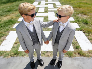 Ensemble de costume 3 pièces gris clair pour garçons avec gilet contrastant et nœud papillon – Tenue de cérémonie pour enfants - Product Image 2