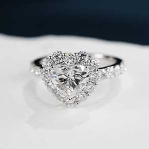 Anillo de Moissanita de 6MM con Corte Corazón y Halo Floral, Plata 925 Original con Baño de Oro, Estilo Floral, Joyería Romántica para Regalo - Product Image 1