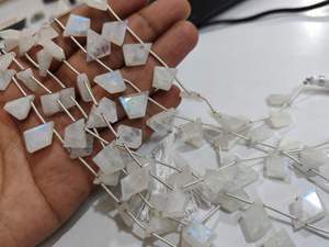 Piedra lunar arcoíris blanca natural, forma briolette de 10 a 14 mm, se venden por hebra de 9 pulgadas de largo. - Product Image 4