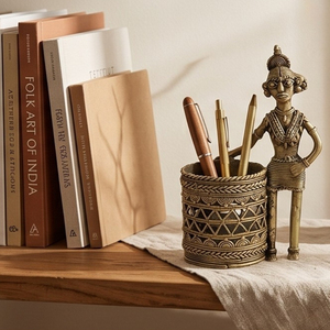 Objets de collection artisanaux, porte-stylo en laiton Dhokra représentant une femme tribale, figurine artisanale pour le bureau et la décoration créative de la maison - Product Image 5