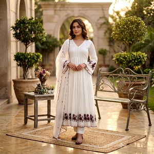 Traje Anarkali Blanco de Chanderi Bordado con Diseño Floral, Corte Holgado, Ropa Tradicional India y Pakistaní para Mujer - Product Image 1