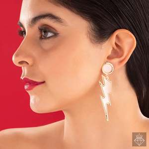 PRAO Thunderbolt Collection Danglers Pendientes colgantes finos en resina blanca - Product Image 2