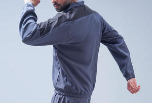 ชุดวอร์มกันลมน้ำหนักเบาผ้าโพลีเอสเตอร์ไนลอนพร้อมแถบข้างลายโลโก้แบบกำหนดเองสำหรับผู้ชาย ชุดวอร์มไนลอนสำหรับกิจกรรมกลางแจ้งสำหรับผู้ชาย - Product Image 3