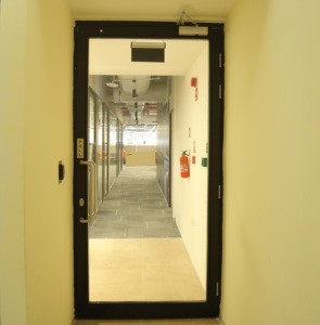 Porte coupe-feu moderne vitrée très demandée pour les hôpitaux, les établissements d'enseignement et les projets commerciaux, disponible au prix d'exportation - Product Image 1