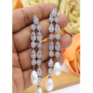 Magnifiques boucles d'oreilles pendantes en laiton plaqué argent de qualité supérieure avec zircon CZ, tendance pour femmes, collection pour soirées et fêtes - Product Image 2