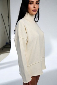 Jolie jeune femme élégante portant un sweat-shirt à col montant bordeaux riche et à manches longues, coupe confortable, debout avec confiance dans un studio. - Product Image 4