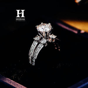 Bague de fiançailles solitaire en or blanc massif avec diamant rond, double anneau et tige architecturale fendue pour femme - Product Image 3