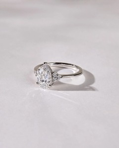 Bague en diamant taille poire de laboratoire en or jaune massif 14 carats avec pierres d'accentuation rondes, bande de 1,6 mm, cadeau de fiançailles et de mariage - Product Image 2