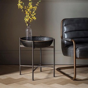 Table basse industrielle en métal avec plateau en forme de bol martelé, design incurvé, mobilier de salon moderne et minimaliste, design décoratif - Product Image 1