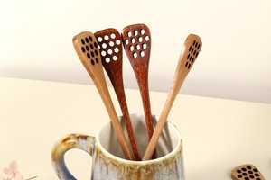 Bâtonnet à miel en bois fait main gravé avec un nom, distributeur de miel en bois naturel, ustensile de cuisine - Product Image 2