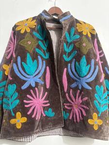 Chaqueta de terciopelo hecha a mano para mujer, acolchada, con bordado Suzani floral, chaqueta de invierno, estilo bohemio, vintage, étnica. - Product Image 4