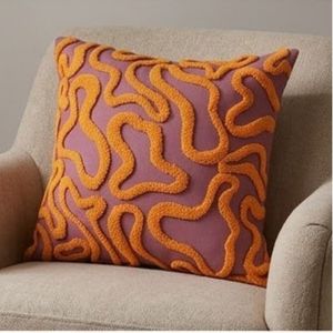 Housse de coussin décorative carrée brodée style bohème, motif infini violet et orange, textile lavable, en vente - Product Image 5
