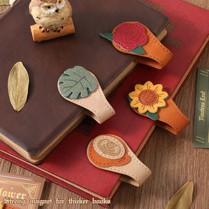 Marcapáginas artesanal de cuero con diseño de hoja de arce, hecho a mano con hermosos detalles de hoja de arce, en venta. - Product Image 6