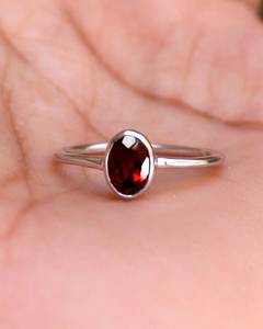 Anillo Solitario Clásico Rhaya Jewels de Plata de Ley 925 con Baño de Rodio y Granate de Corte Ovalado con Microincrustaciones en Bisel - Product Image 1