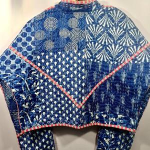 Chaqueta corta acolchada de invierno Kantha azul |   Abrigo Reversible de Algodón con Estampado Floral y Cierre de Botones de Cuerno - Product Image 2