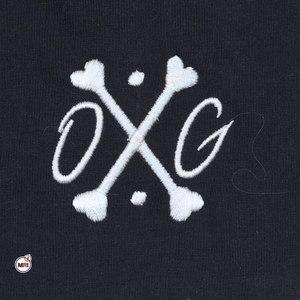 Camiseta Negra de Algodón para Hombre, Color Gris Claro, Manga Corta, Cuello Redondo, Corte Regular, con Estampado de Letras Rosadas, Estilo Urbano, con Ribete en Contraste - Product Image 6