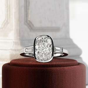 Bague en or avec trois diamants de laboratoire taille coussin de 2 carats, design élégant, certification IGI, clarté VVS, pour femme - Product Image 2