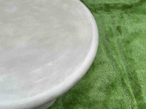 Table basse en travertin et béton moderne minimaliste faite à la main, finition pierre, table centrale de salon avec base sculptée - Product Image 4