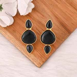 Boucles d'oreilles en laiton plaqué or faites à la main avec onyx noir et pierres précieuses bleues hydro, bijoux élégants pour femmes - Product Image 3